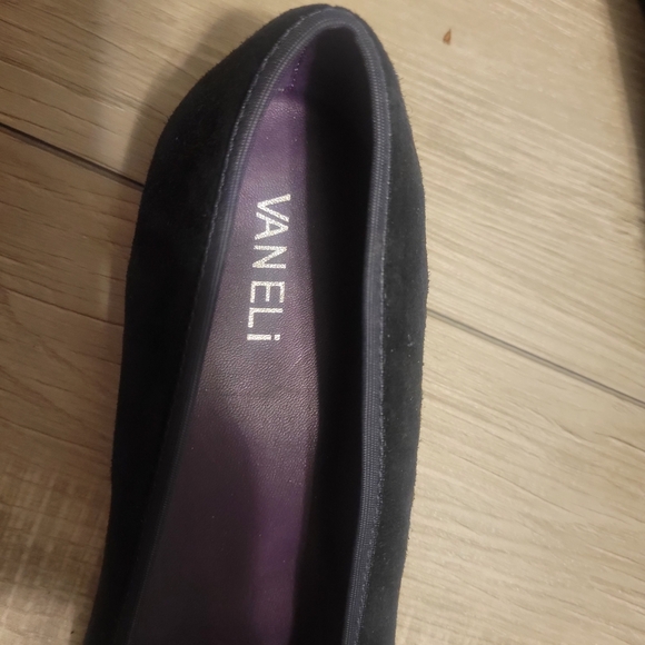 Womens Vaneli Navy Suede Flats with Ruched Detail. Size 8 - Picture 2 of 6